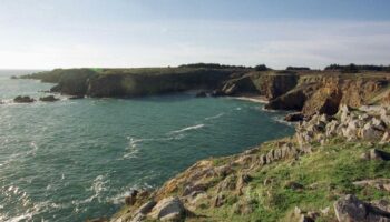 À l'île d'Yeu les vestiges archéologiques, érodés par l’océan, sont de plus en plus visibles