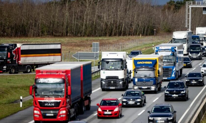 Wegen einer Ölspur auf der Fahrbahn war die A7 nördlich von Neumünster am Morgen gesperrt. (Archivbild) Foto: Axel Heimken/dpa