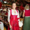 Simone Ballack, eine Frau im roten Dirndl, auf dem Oktoberfest