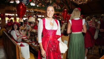 Simone Ballack, eine Frau im roten Dirndl, auf dem Oktoberfest