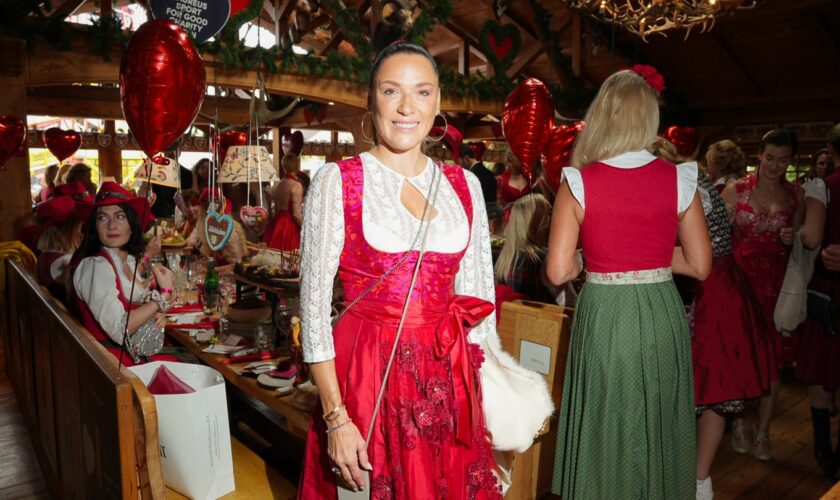 Simone Ballack, eine Frau im roten Dirndl, auf dem Oktoberfest