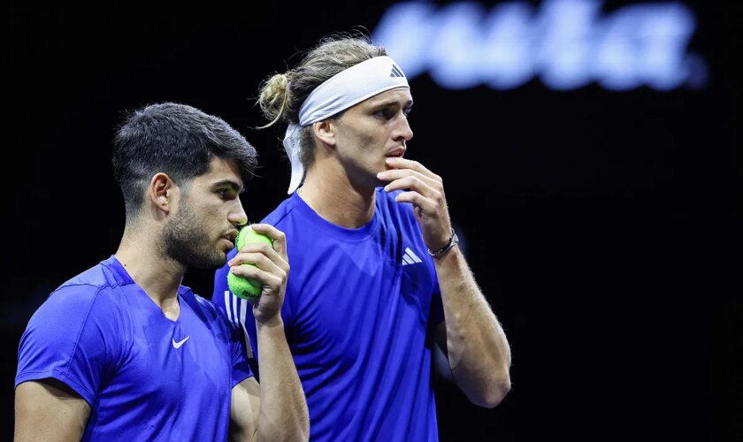 Alcaraz pasa un mal rato en su estreno en la Laver Cup como pareja de Zverev