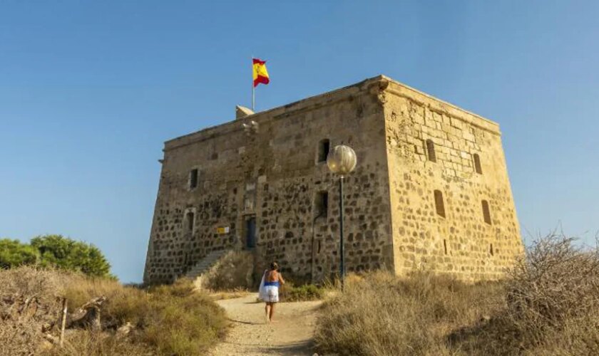 Alicante consigue la autorización de uso de la Torre San José en Tabarca por cuatro años y pide al Gobierno ampliarla a 75