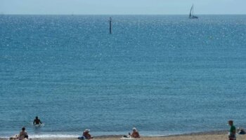 Aparece un cadáver flotando en la playa de Bogatell de Barcelona