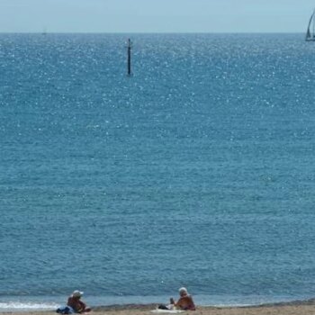 Aparece un cadáver flotando en la playa de Bogatell de Barcelona