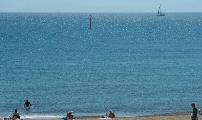 Aparece un cadáver flotando en la playa de Bogatell de Barcelona