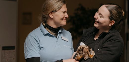 Ausbildung in der Pflege: Mutter und Tochter sind Kolleginnen in einem Wohnheim