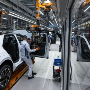 Die deutsche Autoindustrie kämpft mit schwachen Verkaufszahlen besonders bei E-Autos. (Archivbild) Foto: Hendrik Schmidt/dpa