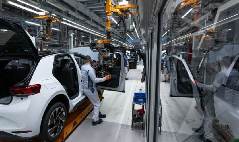 Die deutsche Autoindustrie kämpft mit schwachen Verkaufszahlen besonders bei E-Autos. (Archivbild) Foto: Hendrik Schmidt/dpa