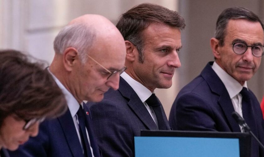 Autour de Macron et Barnier, le camp présidentiel et les LR prennent leurs marques