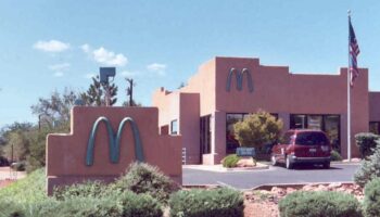 Aux États-Unis, les arches d'un McDonald's ne sont pas jaunes pour une bonne raison