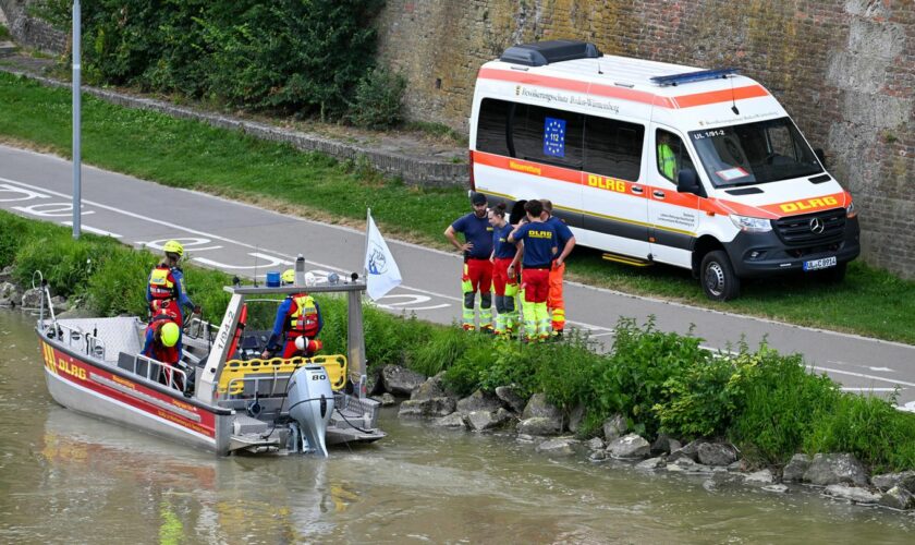 Einsatzkräfte suchen nach Vermissten in der Donau