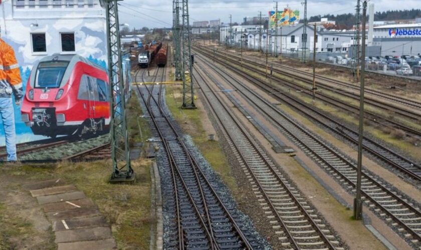 Die Bahnsteigerhöhung in Neubrandenburg verzögert sich. Auch andere Projekte der Bahn in MV werden dieses Jahr nicht fertig. (Ar