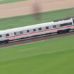 Ein umgestürzter Baum behindert den Bahnverkehr zwischen Peine und Hämelerwald. Foto: Julian Stratenschulte/dpa