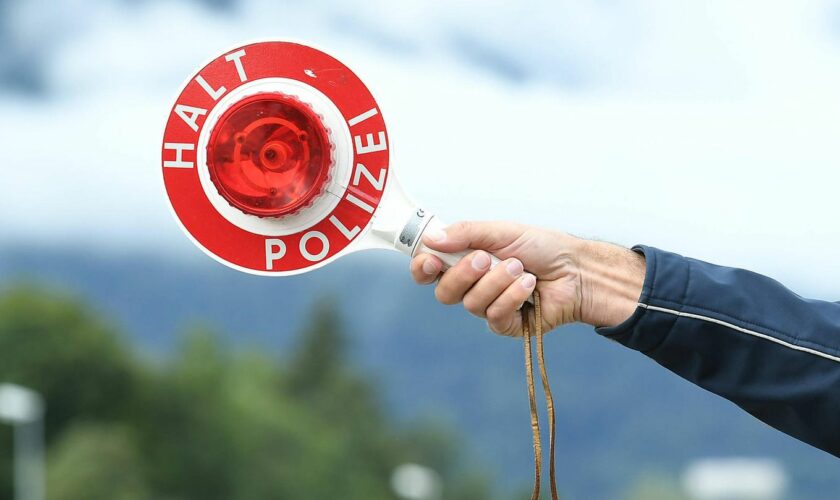 Polizeikelle mit "Stop"-Beschriftung an einem Grenzübergang