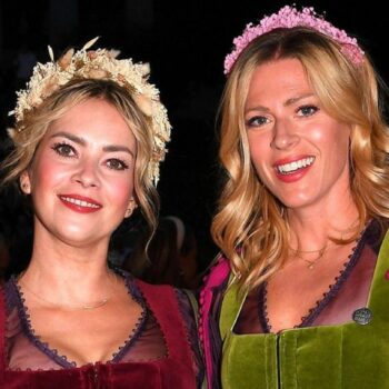 Die Schauspielerinnen Laura Osswald und Nele Kiper mit verschiedenen Make-up-Looks beim Almauftrieb 2024 auf dem Oktoberfest i