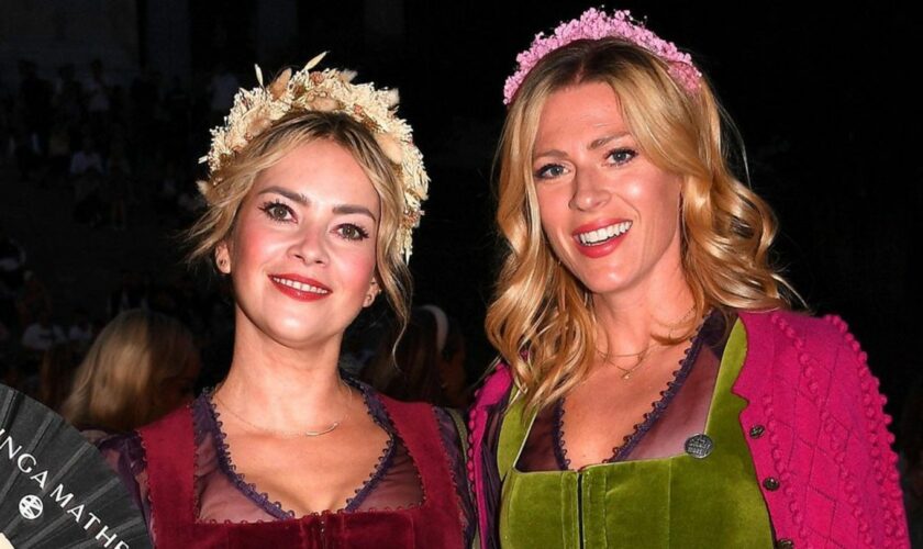 Die Schauspielerinnen Laura Osswald und Nele Kiper mit verschiedenen Make-up-Looks beim Almauftrieb 2024 auf dem Oktoberfest i