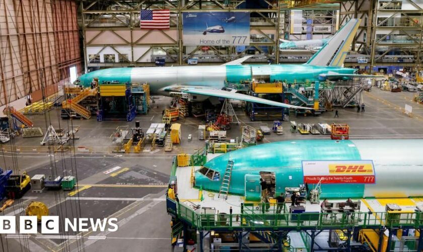 Boeing offers staff 25% pay hike in bid to avoid strike