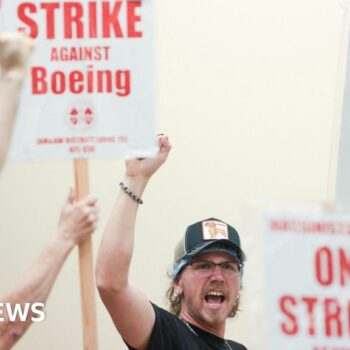 Boeing union hits out over 'final' 30% pay rise offer