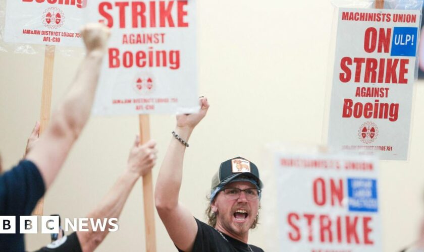 Boeing union hits out over 'final' 30% pay rise offer