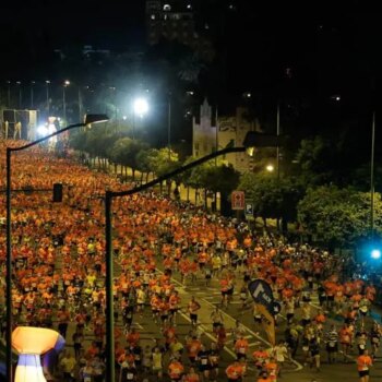 Búscate en las galerías de imágenes de ABC de otra exitosa edición de la Carrera Nocturna de Sevilla