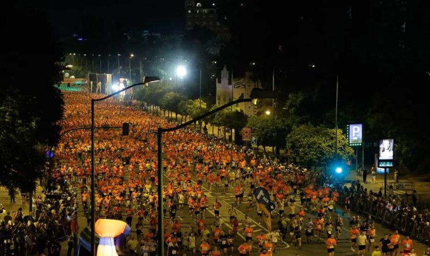 Búscate en las galerías de imágenes de ABC de otra exitosa edición de la Carrera Nocturna de Sevilla