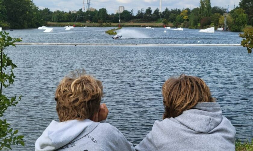 « Ça met de la vie sur le bassin » : au parc des sports de Choisy-Paris, le pari payant du téléski nautique