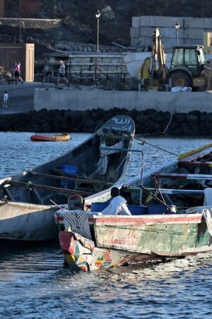 Canarias suplica ayuda tras el naufragio mortal del cayuco en El Hierro y prosigue la búsqueda de los 48 desaparecidos: "No podemos soportar más esta presión"