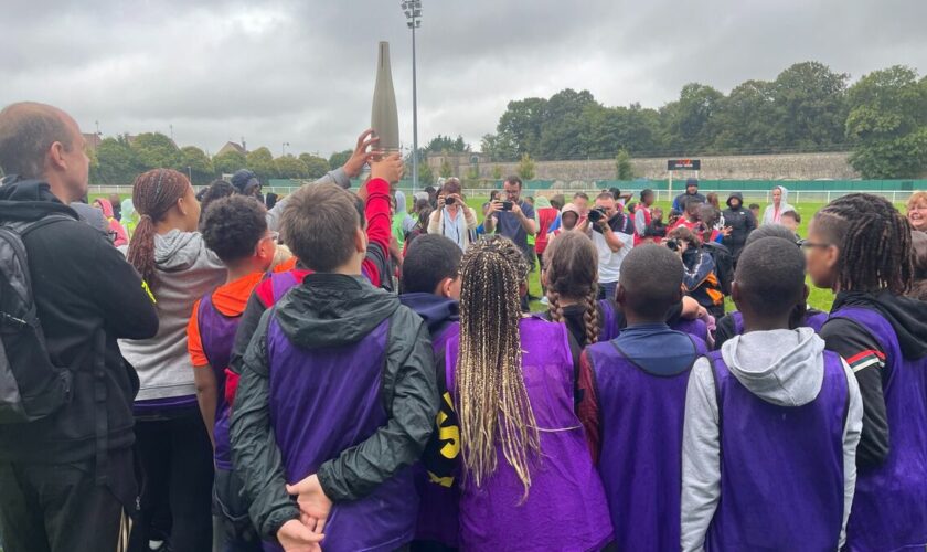 « C’est vraiment un honneur » : la torche olympique va faire le tour des collèges de l’Essonne