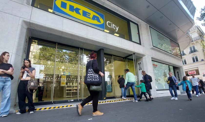 « C’était tellement pratique... » : à Paris, la place de la Madeleine dit adieu à son magasin Ikea