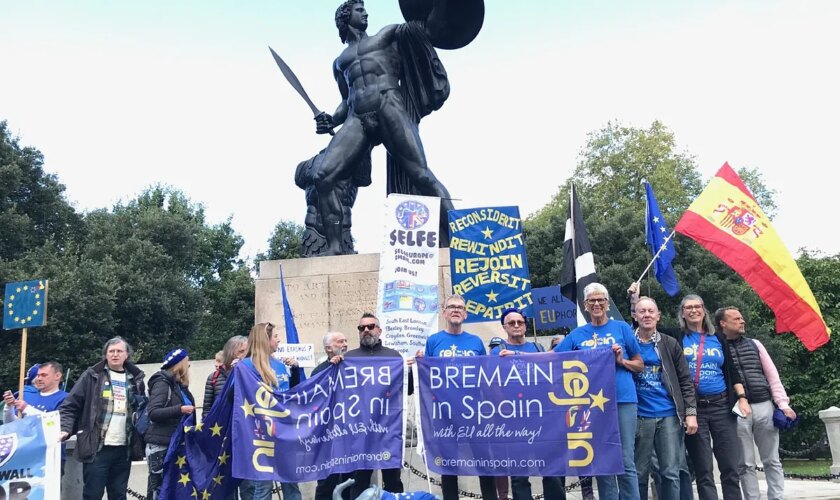 Cientos de británicos se unen a la primera marcha anti Brexit de la era Starmer