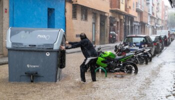 Cinco comunidades siguen este domingo en alerta por las fuertes lluvias, que han obligado a cancelar la presencia de Sánchez en la Fiesta del PSC