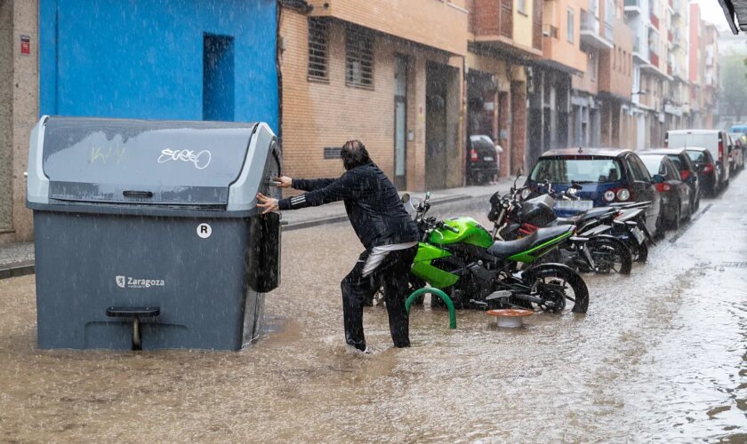 Cinco comunidades siguen este domingo en alerta por las fuertes lluvias, que han obligado a cancelar la presencia de Sánchez en la Fiesta del PSC