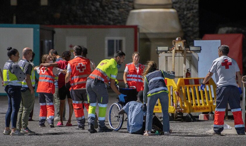 Clavijo carga contra el Gobierno por "mirar para otro lado" y monta una carpa en El Hierro para que el Estado se ocupe de los menores inmigrantes