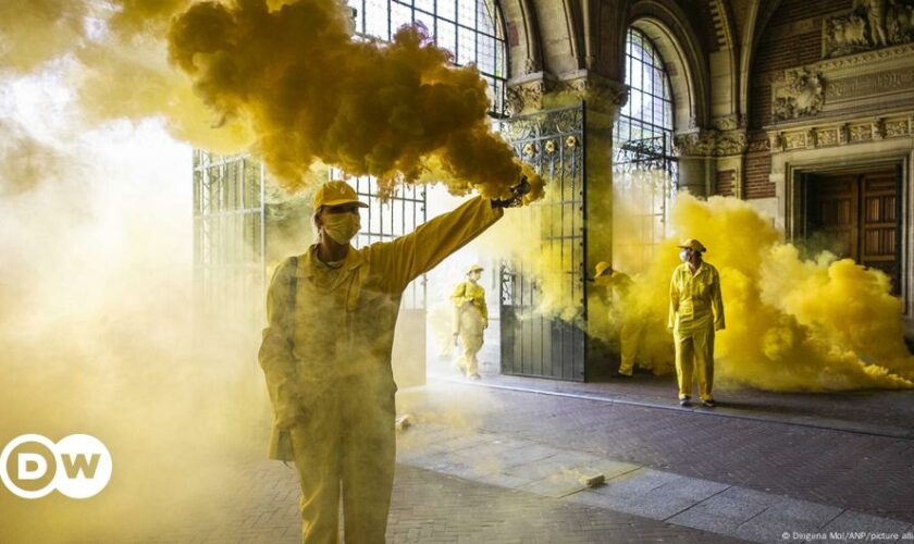 Climate protesters close off Amsterdam's Rijksmuseum