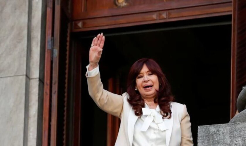 Cristina Kirchner lanza una dura crítica a Javier Milei: «Es la economía bimonetaria, estúpido»