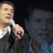 Udo Jürgens singt in ein Mikrofon