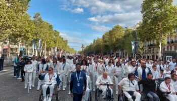 DIRECT. JO Paris 2024 : la cérémonie de décorations va débuter devant l'Arc de Triomphe avec Emmanuel Macron