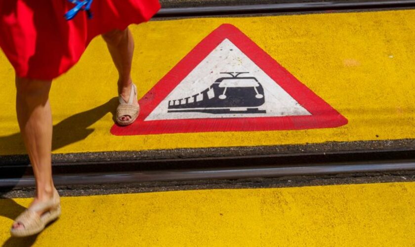 Eine Fußgängerin wurde beim Unfall mit einer Straßenbahn schwer verletzt. (Symbolbild) Foto: Andreas Arnold/dpa