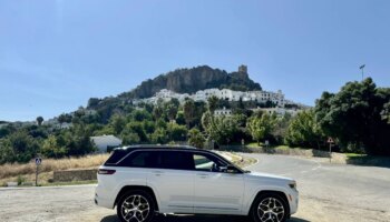 De ruta con el Grand Cherokee 4xe Summit Reserve: Viaje a la luz de los pueblos blancos gaditanos