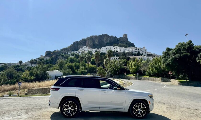 De ruta con el Grand Cherokee 4xe Summit Reserve: Viaje a la luz de los pueblos blancos gaditanos