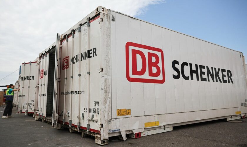 Container von DB Schenker stehe im Logistikzentrum Hamburger Hafen