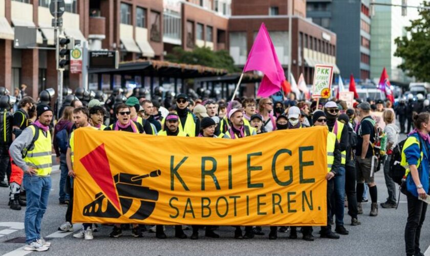 Auch am Freitag waren die Proteste bereits im Gange. Foto: Axel Heimken/dpa