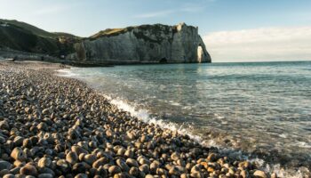 Des vacanciers s’en veulent d’avoir ramassé des galets à Étretat, ils les renvoient par la poste