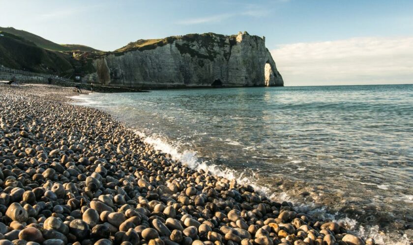 Des vacanciers s’en veulent d’avoir ramassé des galets à Étretat, ils les renvoient par la poste