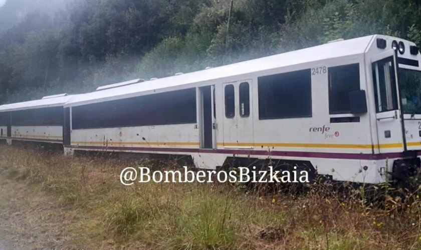 Descarrila un tren que cubría la ruta Santander-Bilbao tras colisionar con una roca