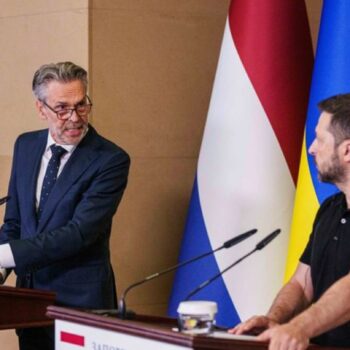 Der ukrainische Präsident Wolodymyr Selenskyj fordert bei einem Treffen mit dem niederländischen Regierungschef Dick Schoof erne