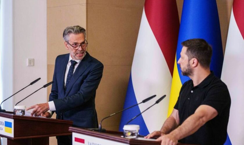 Der ukrainische Präsident Wolodymyr Selenskyj fordert bei einem Treffen mit dem niederländischen Regierungschef Dick Schoof erne