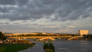 Dresden: Hochwassergefahr entschärft - Räumarbeiten an Carolabrücke vorerst beendet