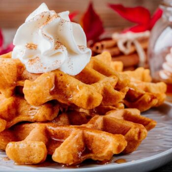 Einfaches Backen: Kürbis– und Haselnusswaffeln: Zwei leckere Waffel-Rezepte für den Herbst